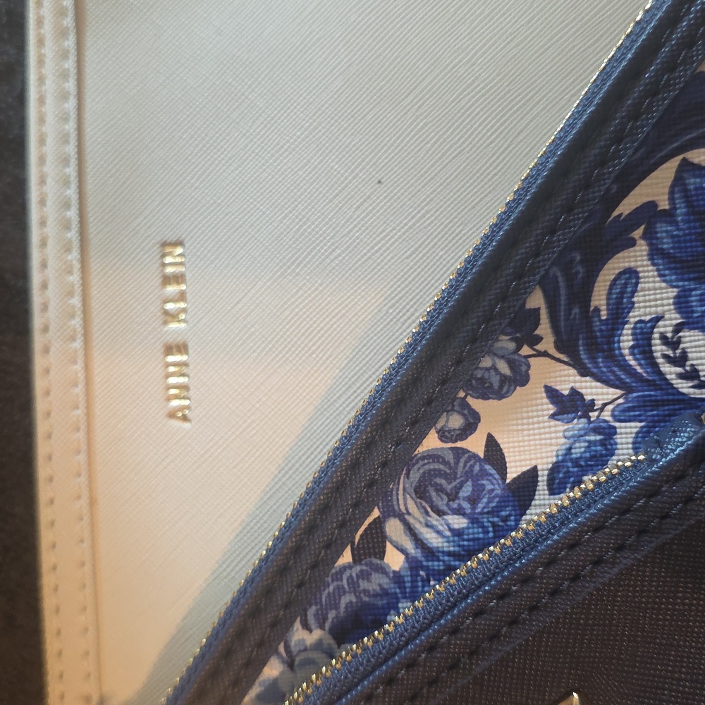 Nwot Anne Klein Blue and White Wristlet  Trio. - Picture 2 of 8